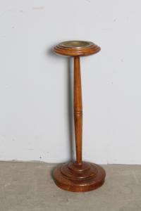 Antique art deco floor ashtray from 1940 in solid walnut and brass. 65 cm high.